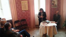 Rokiškio viešosios bibliotekos direktorė Alicija Matiukienė pristato naujausią žurnalo „Prie Nemunėlio" numerį